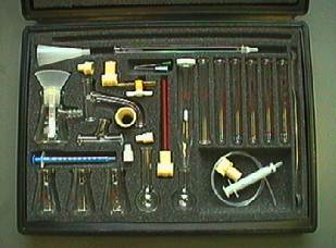 Een afbeelding van het koffertje met glaswerk